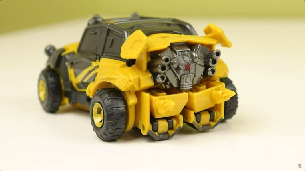 Image Of Reactive Bumblebee & Starscream 2 Pack In Hand From Transformers Game Toys  (28 of 37)